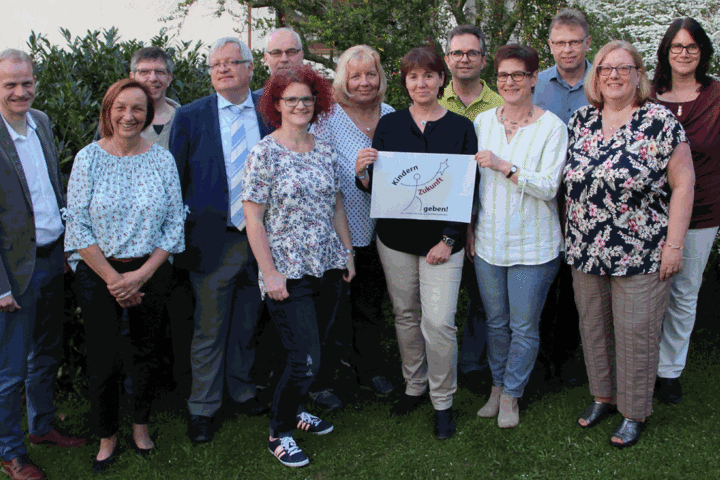 Die Gründungsmitglieder des Mömbriser Vereins Initiative Kindern Zukunft geben (von links): Dirk Kues, Susanne Ledergerber, Armin Schnackig-Stahl, Pfarrer Stefan B. Eirich, Stefan Schmitt, Christiane Kues, Sonja Oberle, Brigitte Schmitt, Frank Ledergerber, Uta Poloczek, Rudi Kunkel, Marion Stahl und Christine Kunkel.