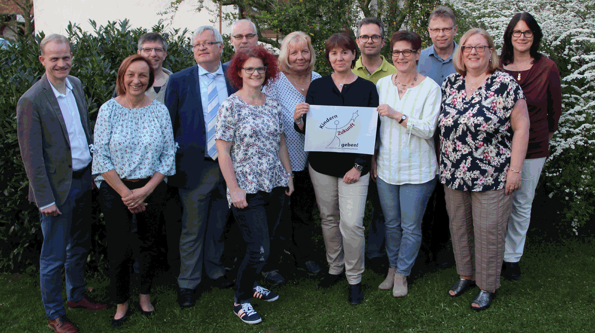 Die Gründungsmitglieder des Mömbriser Vereins Initiative Kindern Zukunft geben (von links): Dirk Kues, Susanne Ledergerber, Armin Schnackig-Stahl, Pfarrer Stefan B. Eirich, Stefan Schmitt, Christiane Kues, Sonja Oberle, Brigitte Schmitt, Frank Ledergerber, Uta Poloczek, Rudi Kunkel, Marion Stahl und Christine Kunkel.